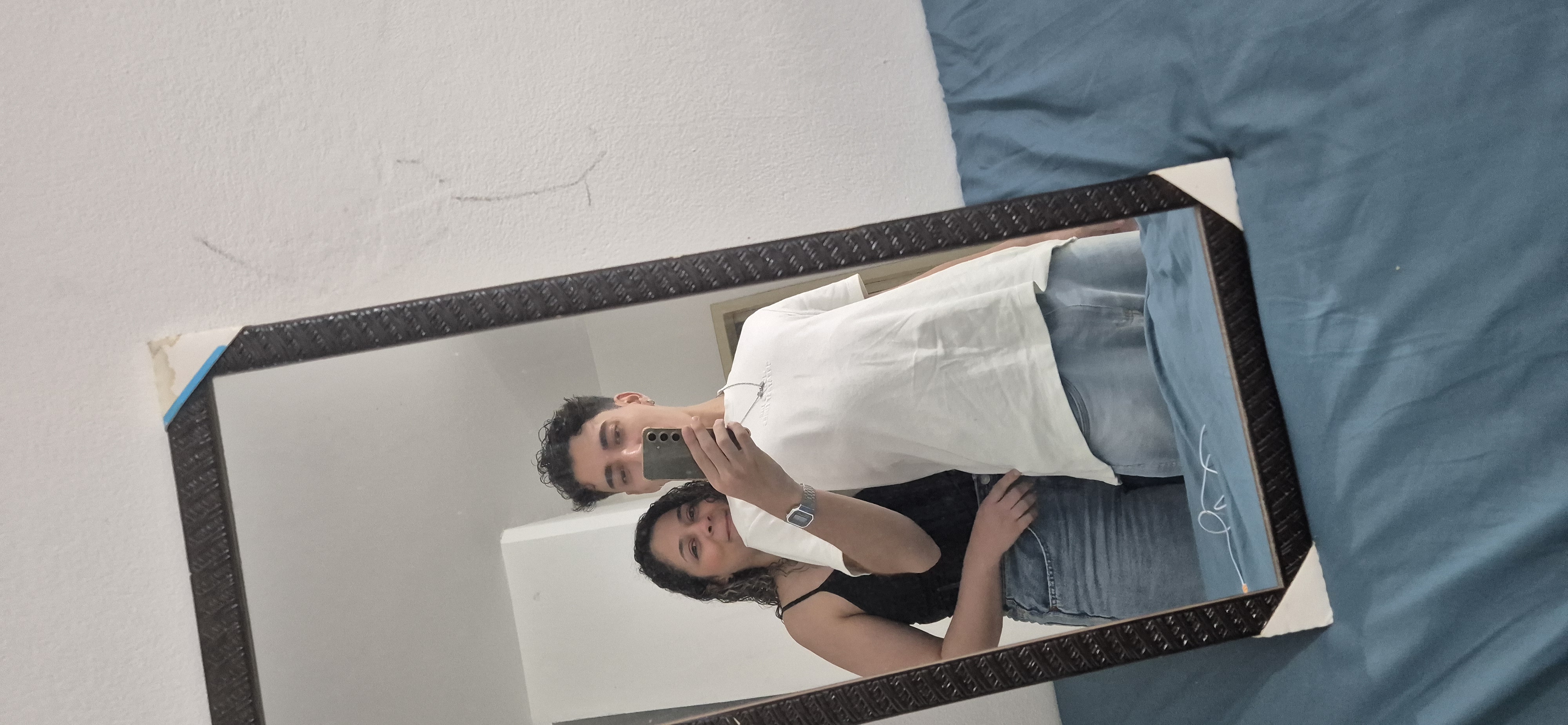O casal se espelhando juntos