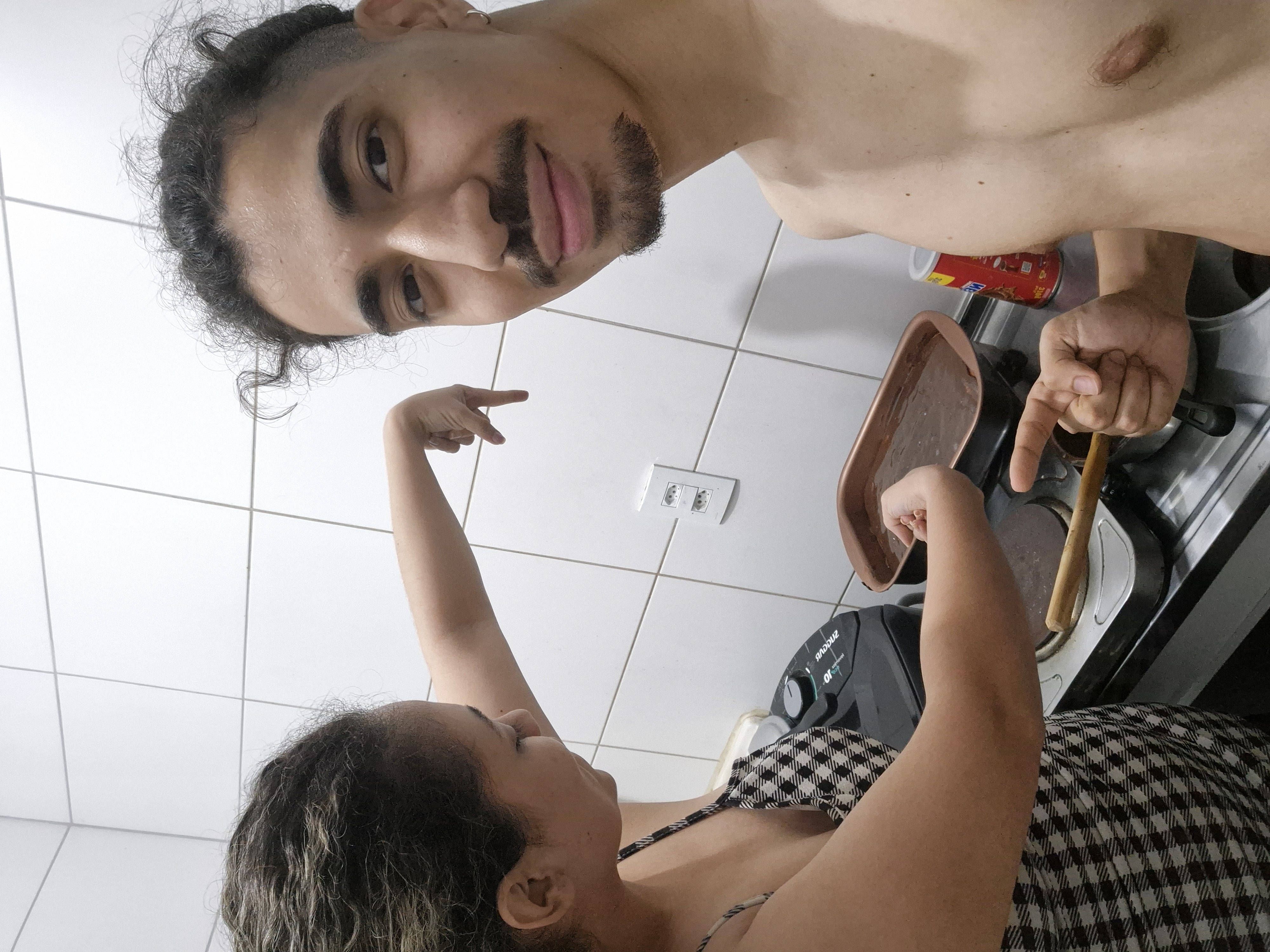 O casal cozinhando juntos