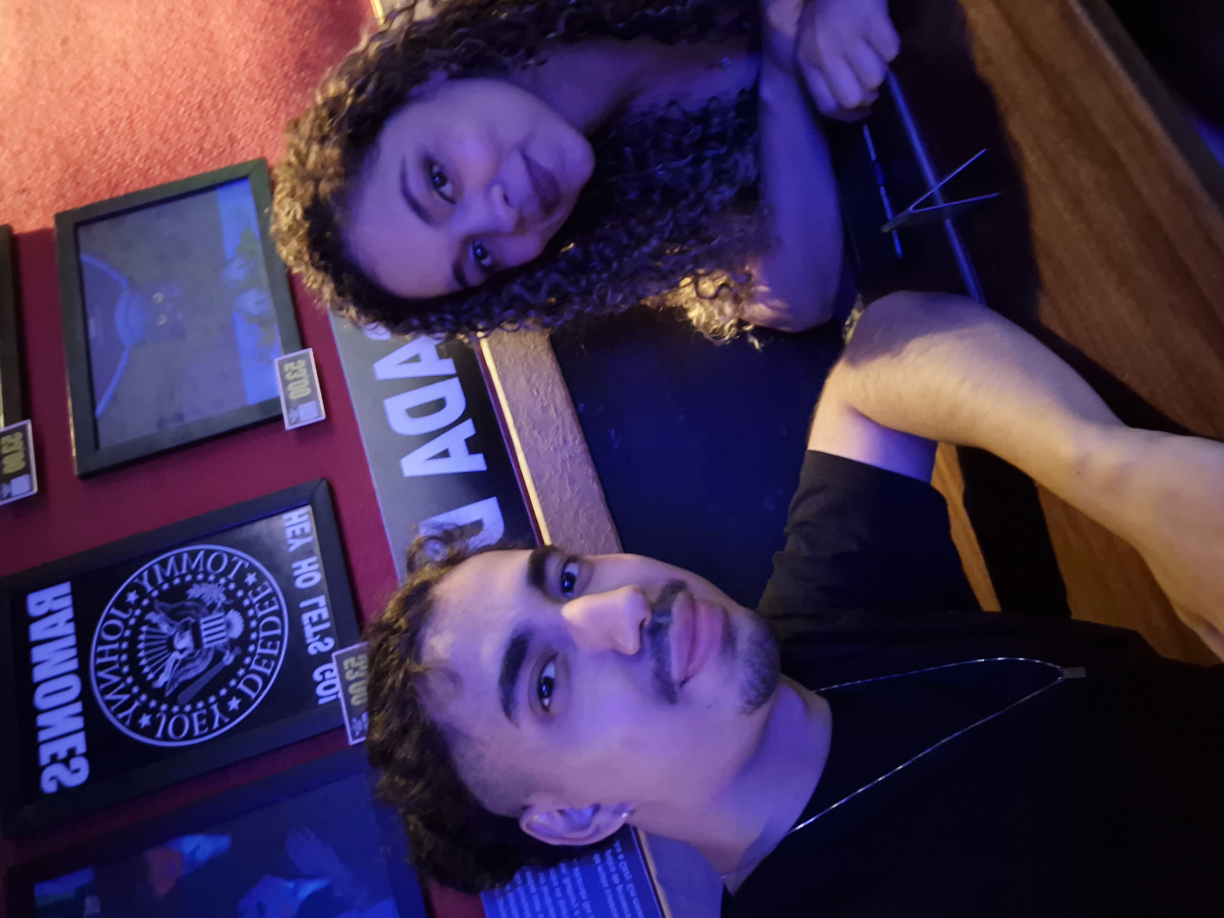 O casal no bar no dia do pedido de namoro